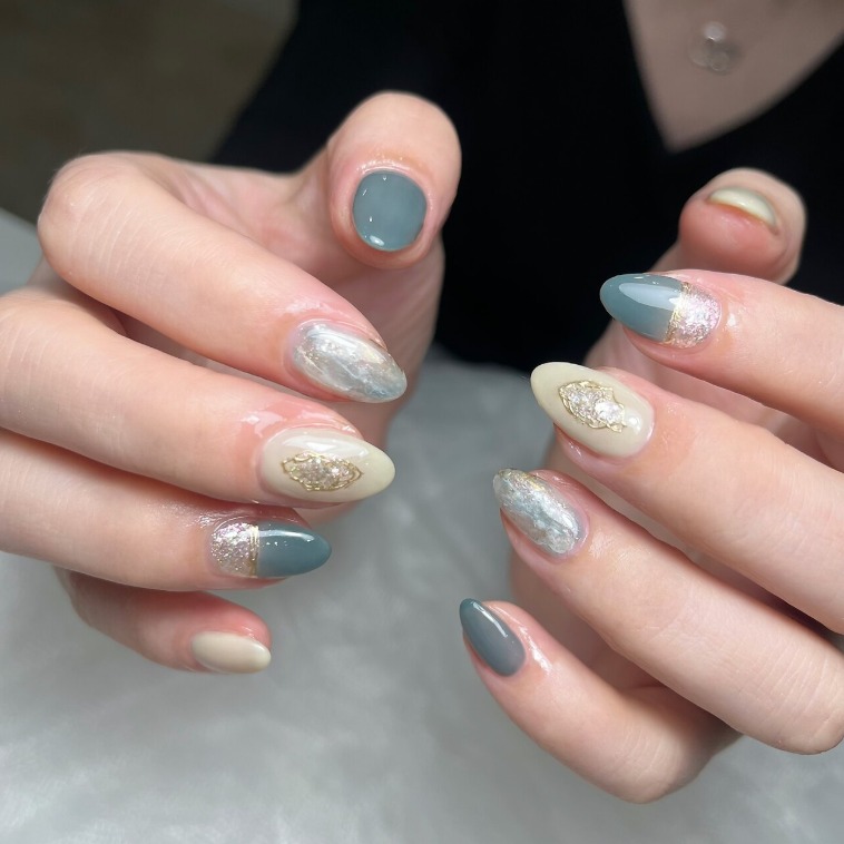 ブルーグレーのニュアンスネイル